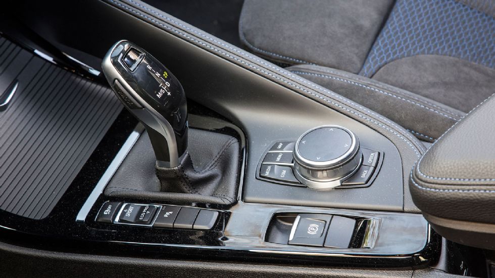 Παρότι αρκετά ελαφρύτερη, η «βασική» BMW X2 δεν μπορεί να ακολουθήσει το αντίστοιχο Audi Q3 Sportback σε επιδόσεις. Το κιβώτιο όμως και εδώ είναι εξαιρετικό σε λειτουργία, ενώ υπάρχουν επίσης προγράμμ
