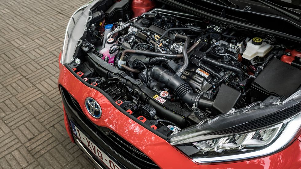 Το Yaris χρησιμοποιεί την τέταρτης γενιάς υβριδική τεχνολογία της Toyota HSD, η οποία συνδυάζει ένα 1.500άρη κινητήρα 91 ίππων, με ένα ηλεκτροκινητήρα  80 ίππων με το σύστημα να αποδίδει συνδυαστικά 1