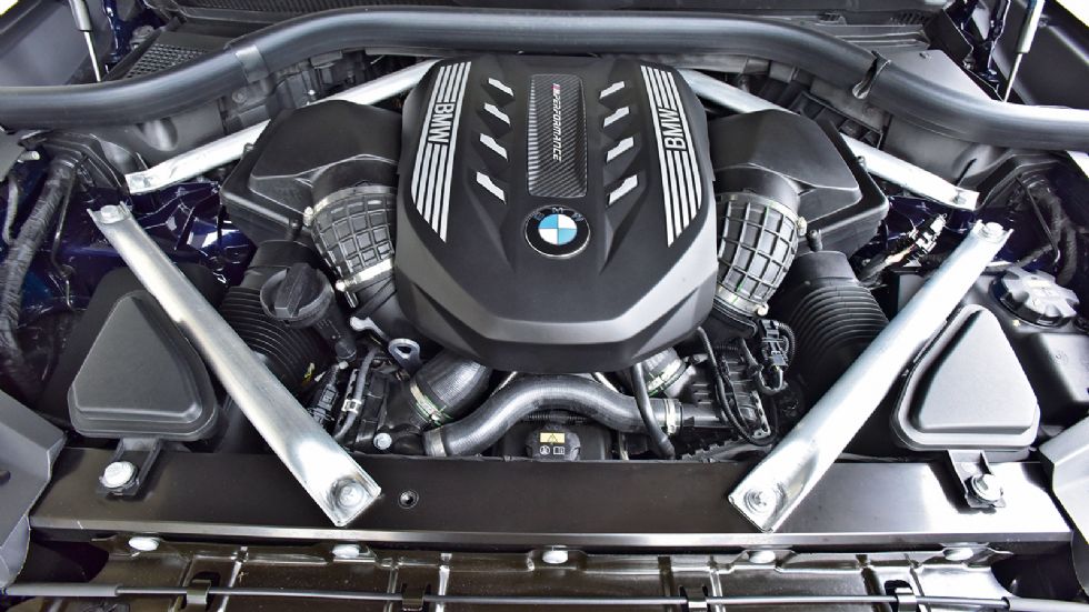 Ιδανικός για σπορ επιδόσεις ο V8 βενζινοκινητήρας της BMW, αποδίδει 530 άλογα και 725 Nm ροπής ενώ χαίρεσαι και να τον ακούς.