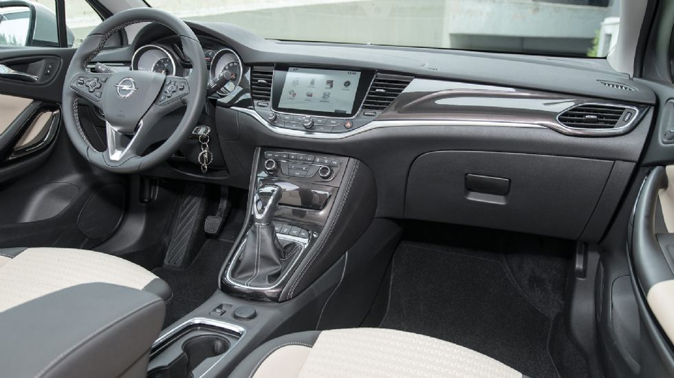 Το εσωτερικό του Opel Astra είναι το πιο μοντέρνο σχεδιαστικά εκ των τριών, με καλή ποιότητα κατασκευής. Για πρώτη φορά μάλιστα είναι και πρακτικό. 