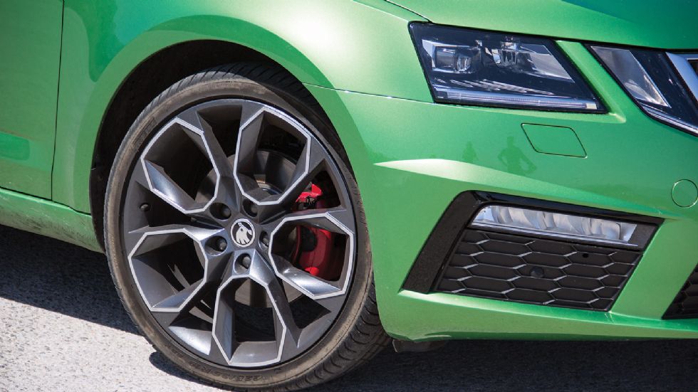 Zoom στις λεπτομέρειες της Skoda Octavia RS.