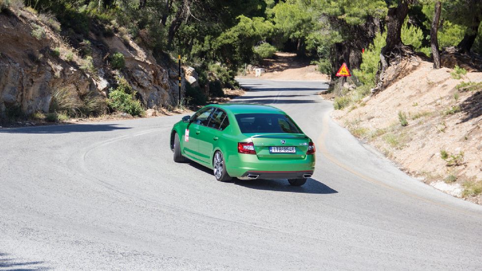 Η ανάρτηση της Octavia RS σε συνδυασμό με τις 19άρες ζάντες είναι σφικτή και σύμφωνη με τον χαρακτήρα του μοντέλου, χωρίς αυτό να σημαίνει πως «κοπανάει» και ότι είναι κουραστική.