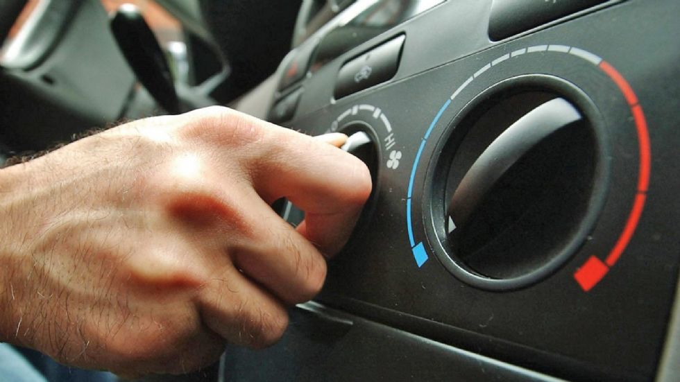 Air Condition. 
+ Κόστος, απλότητα, δυνατότητα εισροής εξωτερικού αέρα
- Κατανάλωση, συνεχής ενασχόληση του οδηγού