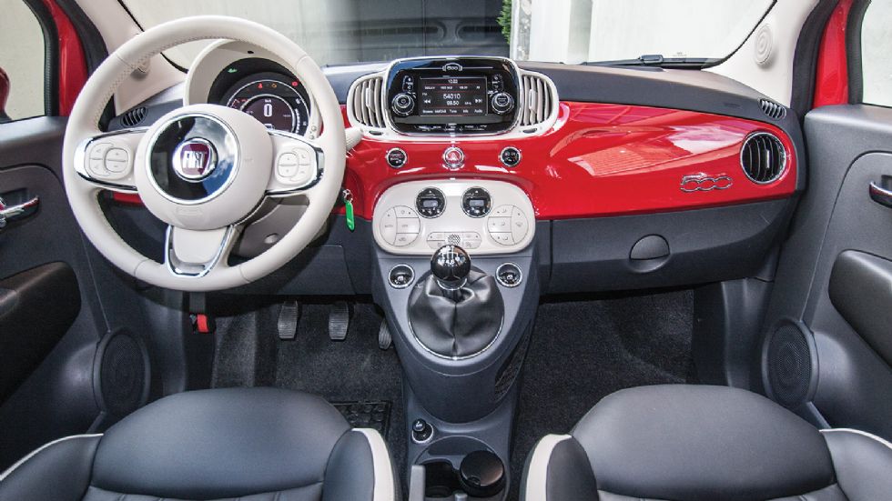 Η καμπίνα του Fiat 500 παίζει με τα χρώματα, τις επενδύσεις και την νοσταλγία συνδυάζοντας ρετρό, αλλά και high-tech στοιχεία.