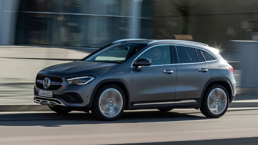 H νέας Mercedes-Βenz GLA απέκτησε νέες αναλογίες, που τονίζουν τη συνολική της παρουσία και τον crossover χαρακτήρα της.