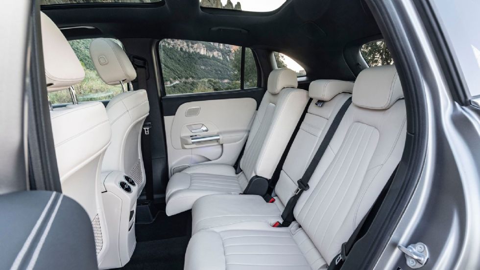 Έμφαση στην πρακτικότητα και στη χρηστικότητα της καμπίνας έδωσαν οι σχεδιαστές της νέας Mercedes GLA, που προσφέρει συρόμενο πίσω κάθισμα.
