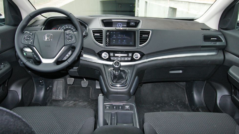 Στο εσωτερικό του Honda CR-V η ποιότητα κατασκευής είναι κορυφαία, η σχεδίαση μοντέρνα, ενώ στο επίκεντρο βρίσκεται η μεγάλη οθόνη αφής.