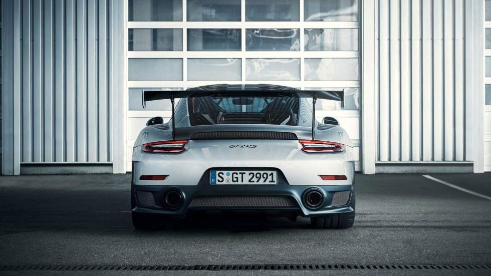 Αντίθετα με τα Turbo «ξαδέλφια», η GT2 RS στέλνει την κίνηση στους πίσω τροχούς, ενώ το κράτημα βελτιώνει το σύστημα τετραδιεύθυνσης.