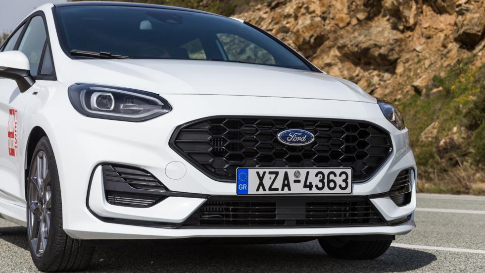 Το ανανεωμένο Ford Fiesta ξεχωρίζει για το πιο δυναμικό μπροστινό μέρος, ανασηκωμένο ρύγχος και ανασχεδιασμένο προφυλακτήρα. 