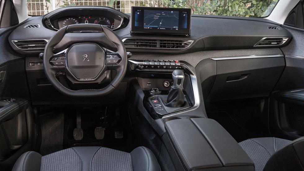 Μοντέρνο σε 
design και premium σε φινίρισμα το εσωτερικό. Η ανανεωμένη έκδοση του i-cockpit προσφέρει οθόνη αφής 10 ιντσών. Την πιο εντυπωσιακή κονσόλα της κατηγορίας θα τη βρεις στο Peugeot 3008.