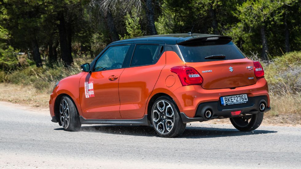 To Swift Sport είναι και στην ήπια υβριδική του έκδοση 
πολιτισμένο αλλά και σπορτίφ. Είναι σταθερό και σβέλτο σε ανοιχτές διαδρομές και κρατάει γερά στις στροφές, προβάλλοντας και ευχάριστα ρυθμίσιμ