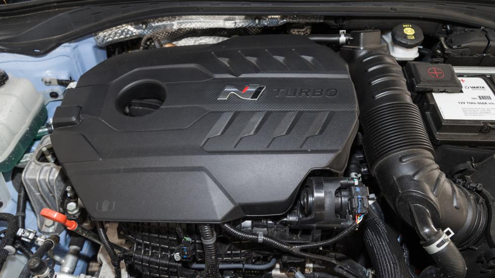 O γνωστός, από την προηγούμενη έκδοση, 2λίτρος turbo κινητήρας στη Performance έκδοση αποδίδει πλέον 280 ίππους στις 5.500 - 6.000 σ.α.λ.. 