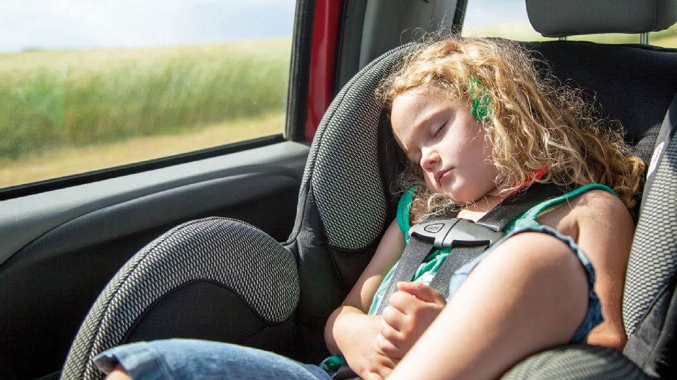 Σε καμία περίπτωση μην αφήνετε ούτε για λίγα δευτερόλεπτα ένα ανήλικο παιδί μέσα το αυτοκίνητο κατά τους καλοκαιρινούς μήνες. Κινδυνεύει η ζωή του.
