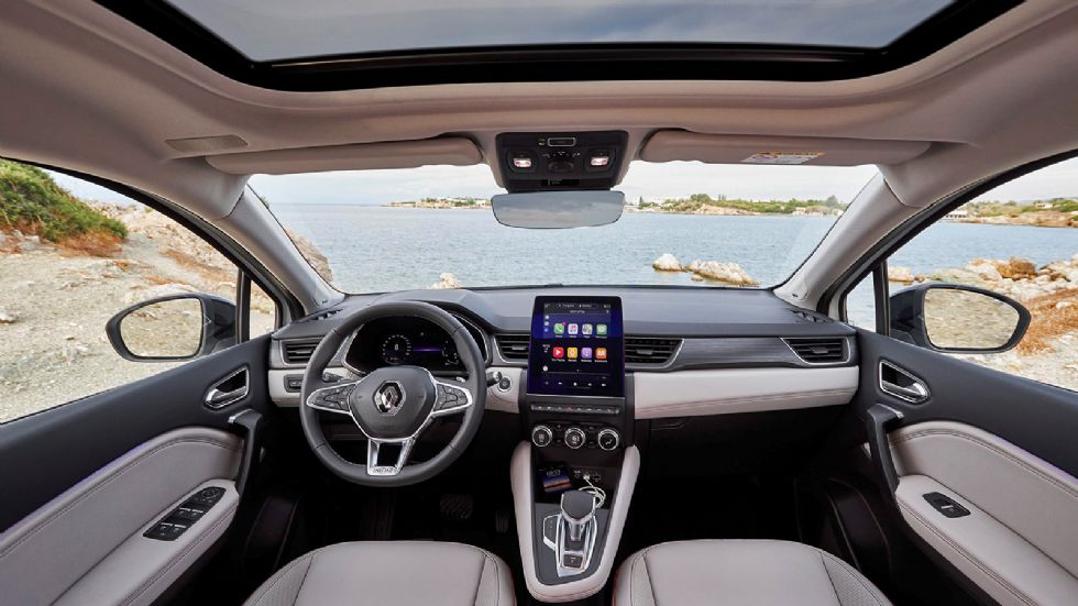 Η ξεχωριστή 
εικόνα στο εσωτερικό του Renault Captur Initiale Paris διαμορφώνεται από τις ιδιαίτερες δερμάτινες επενδύσεις, τον υπέρ-πλήρη εξοπλισμό άνεσης και ασφάλειας και τις πολυτελείς πινελιές, 
