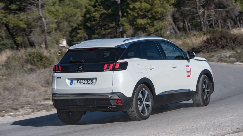 Το Peugeot 3008 στρίβει γέρνοντας λογικά και κρατώντας δυναμικά.