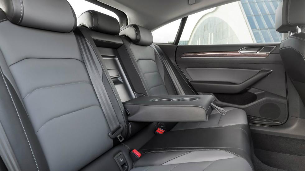 Το νέο VW Arteon είναι επίσης το πρώτο μοντέλο της εταιρείας που διαθέτει τόσα πολλά προγράμματα υποβοήθησης οδηγού.