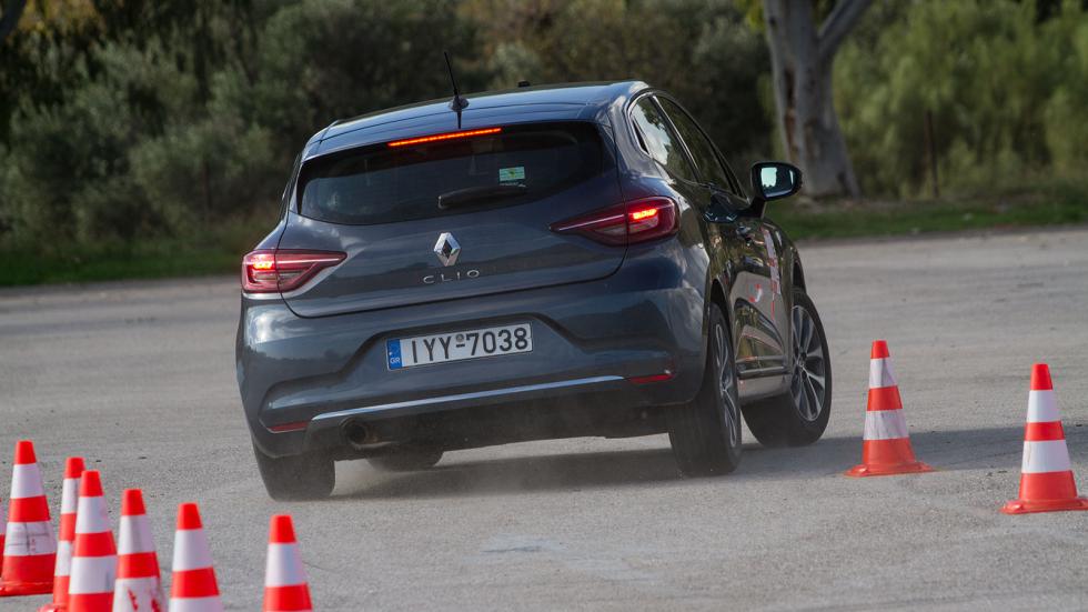  Εξαιρετική είναι η οδική συμπεριφορά του Renault Clio συνδυάζοντας άνεση και δυναμικά χαρακτηριστικά. Η επίδοσή του στο elk test ήταν στα 74 χλμ./ώρα.
