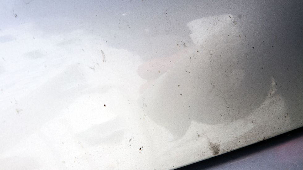 Τα αναψυκτικά τύπου κόλα μπορούν να χρησιμέψουν για τον καθαρισμό επίμονων λεκέδων στο αυτοκίνητό μας.