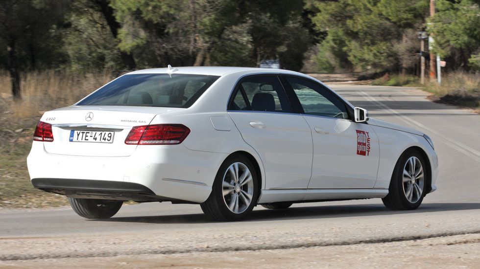 Εξαιρετική στο δρόμο η Mercedes E 200 NGT αφού η ανάρτηση απορροφά ακόμη και τις μεγάλες ανωμαλίες του δρόμου, ενώ υπό πίεση δεν αρνείται να κινηθεί σβέλτα.