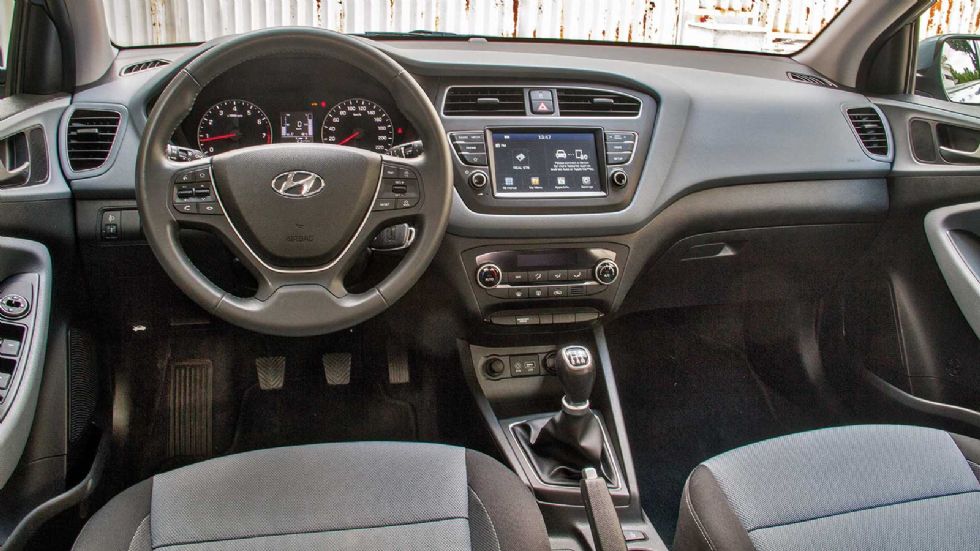 Λιτό σε σχεδιασμό και στοιχεία είναι το εσωτερικό του Hyundai i20, ικανοποιεί  ωστόσο με την ποιότητα και την εργονομία του.