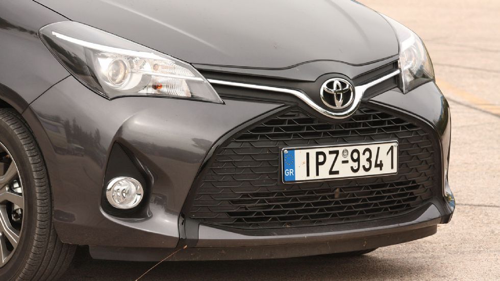 Μοντέρνο και επιβλητικό το Toyota Yaris. Στο εμπρός μέρος ξεχωρίζει η μάσκα σε σχήμα «Χ». 