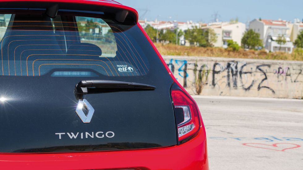 Στάνταρ ο αεραγωγός για όλες τις εκδόσεις και νέα σχέδια στις ζάντες.