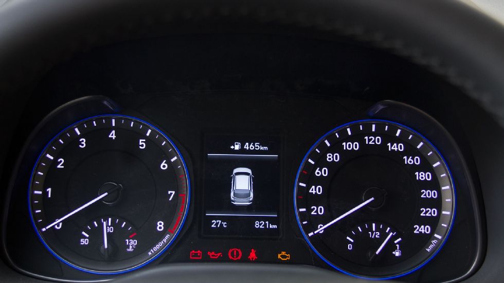 Ο πίνακας οργάνων του Hyundai Kona.