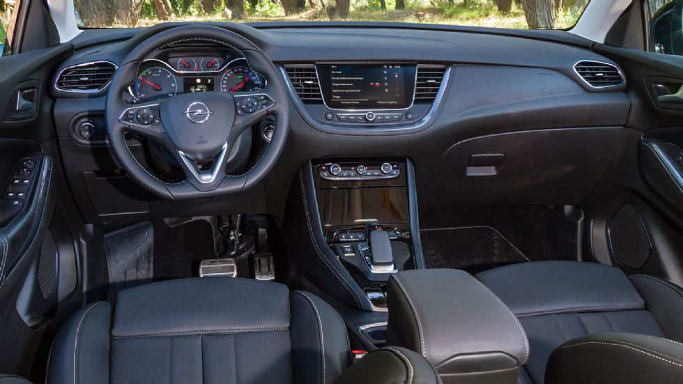 Το εσωτερικό του Opel Grandland X Hybrid4 παραμένει όμορφο, ποιοτικό και σύγχρονο όπως και στις υπόλοιπες εκδόσεις του μοντέλου.