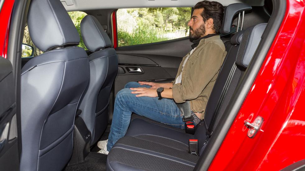Οι χώροι της καμπίνας του Peugeot 2008 θα βολέψουν χωρίς παραχωρήσεις μία πενταμελή οικογένεια, με αρκετό «αέρα» για τα γόνατα και το κεφάλι  στους πίσω επιβάτες.