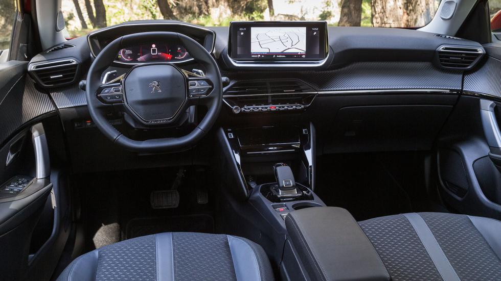Η i-cockpit λογική, ο μοντέρνος διάκοσμος και τα μαλακά-φινιρισμένα υλικά κερδίζουν τις εντυπώσεις στο Peugeot 2008.