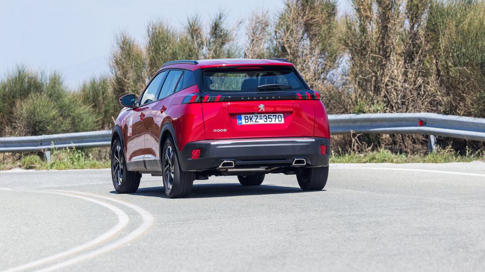 Το Peugeot 2008 παρουσιάζει έναν πιο all around χαρακτήρα, με την καλοκουρδισμένη ανάρτησή του να απορροφά κάθε ανωμαλία.