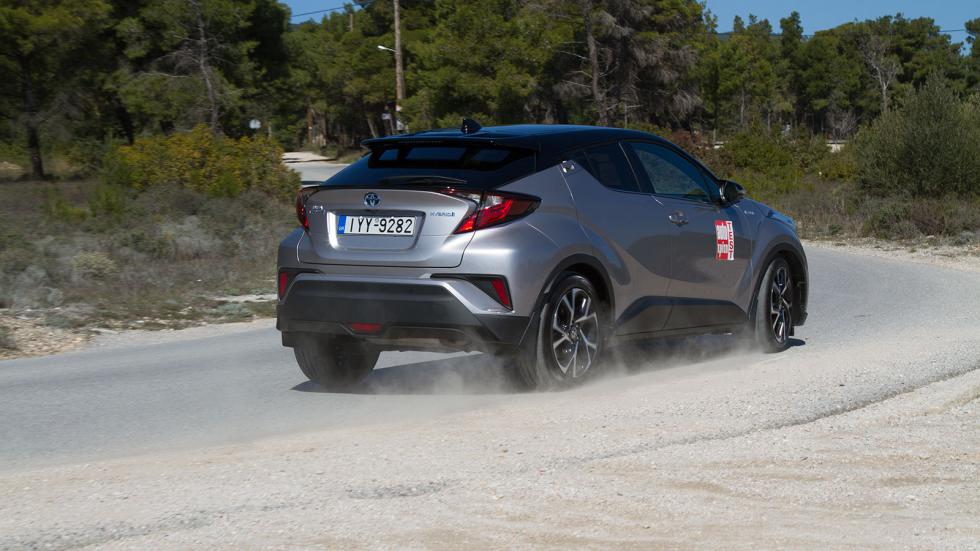 Tο Toyota C-HR εντυπωσιάζει για το εξαιρετικό feedback που προσφέρει, με την σφιχτή ανάρτηση περιορίζει στον μέγιστο βαθμό τις κακοτοπιές.