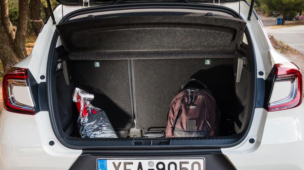 Ο χώρος αποσκευών του Renault Captur μπορεί να φτάσει τα 536 λίτρα, εφόσον σύρουμε τα πίσω καθίσματα, νούμερο που υπερέχει τα άλλα δύο μοντέλα.