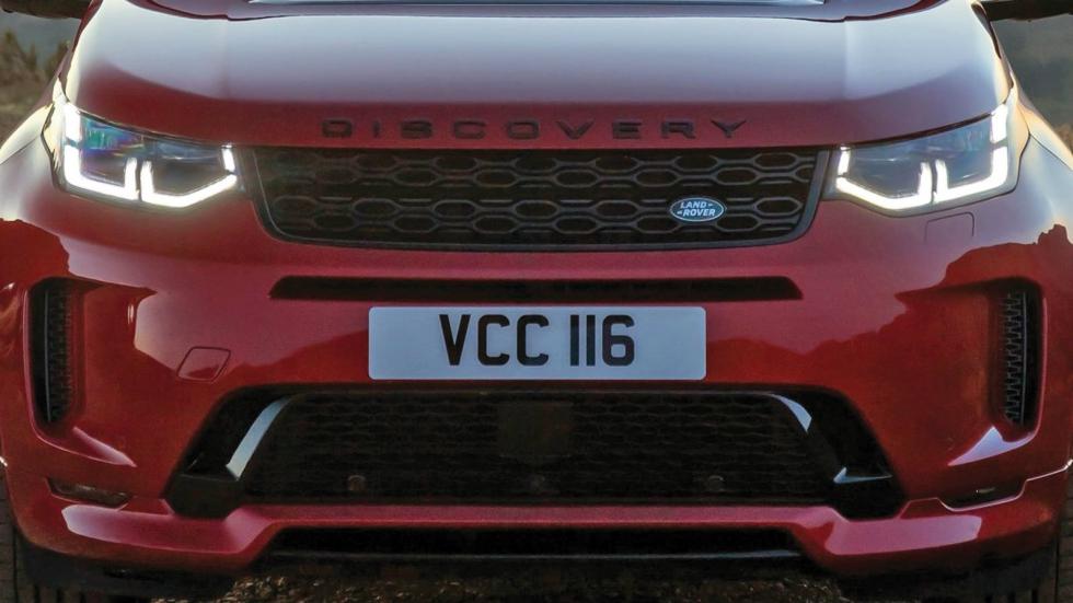 Το Land Rover Discovery Sport δεν περνάει απαρατήρητο στο δρόμο.