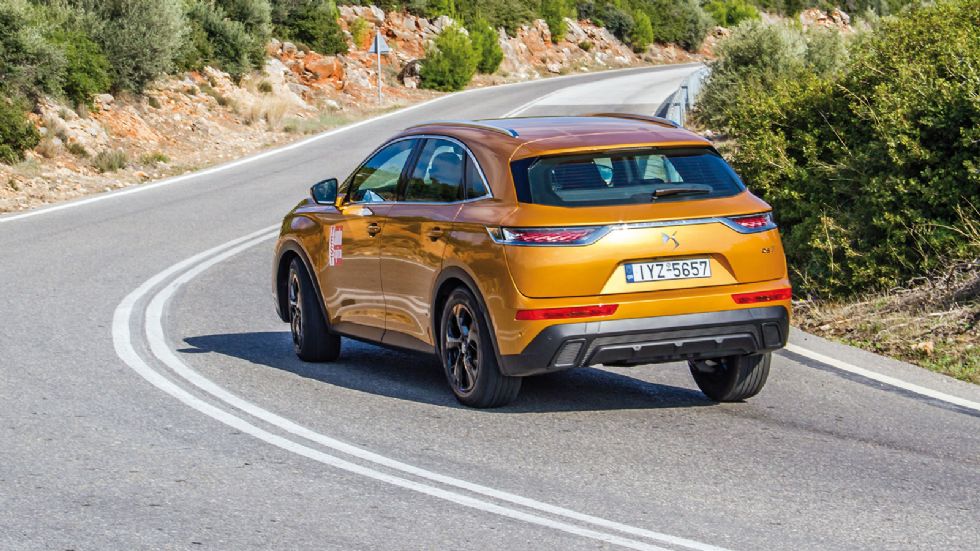 Το DS 7 Crossback είναι μια υπερυψωμένη λιμουζίνα στο δρόμο, προσφέροντας άνεση και υψηλή ποιότητα κύλισης, ενώ την ίδια στιγμή παρουσιάζει και ενδιαφέρουσα, ευχάριστη οδική συμπεριφορά.