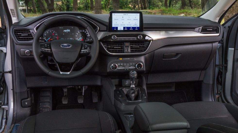 Η φαρδιά και πρακτική καμπίνα του νέου Ford Kuga είναι μοντέρνα και ποιοτική. Η έγχρωμη οθόνη αφής των 8 ιντσών του SYNC3 ανήκει στο βασικό εξοπλισμό. 