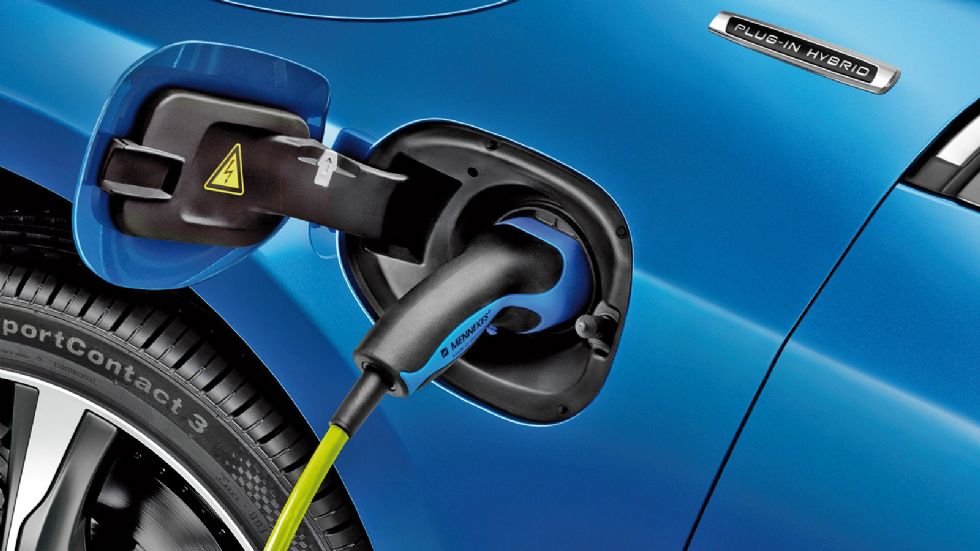 Τα «Plug-In» υβριδικά συστήματα εξοπλίζονται με μπαταρίες μεγάλης χωρητικότητας και δίνουν τη δυνατότητα στον οδηγό να τις φορτίσει από εξωτερική πηγή ηλεκτρικής ενέργειας.