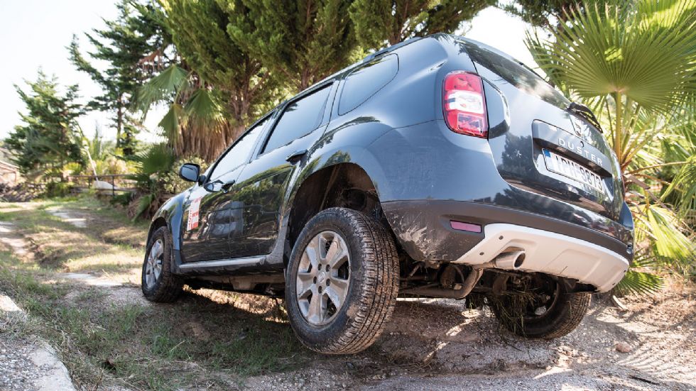 Το χώμα είναι το στοιχείο του Dacia Duster και χάρη στην τετρακίνηση κυριολεκτικά κάνει παπάδες.