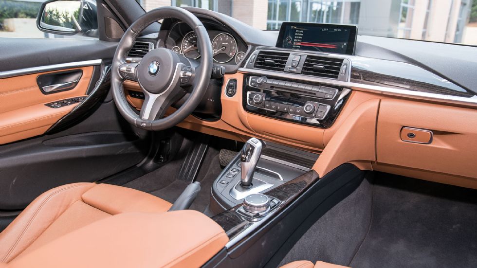 Τυπικό εσωτερικό BMW συναντούμε στην 320 d, με τον διάκοσμο να επικεντρώνεται στην παροχή πολυτέλειας. Η κορυφαία ποιότητα υλικών και η προσοχή στην λεπτομέρεια της κατασκευής της την καθιστούν σημείο