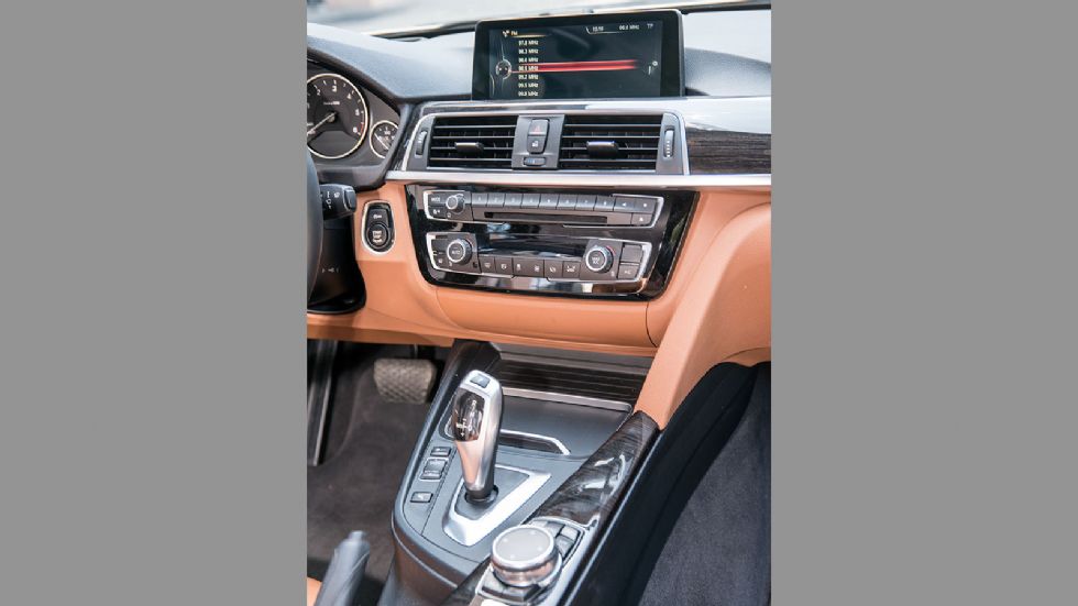 Η οθόνη του συστήματος iDrive της BMW βρίσκεται ψηλά στην κεντρική κονσόλα και είναι σε καλύτερη για τον οδηγό θέση αλλά αισθητικά «χάνει» σε σχέση με την Giulia. 
