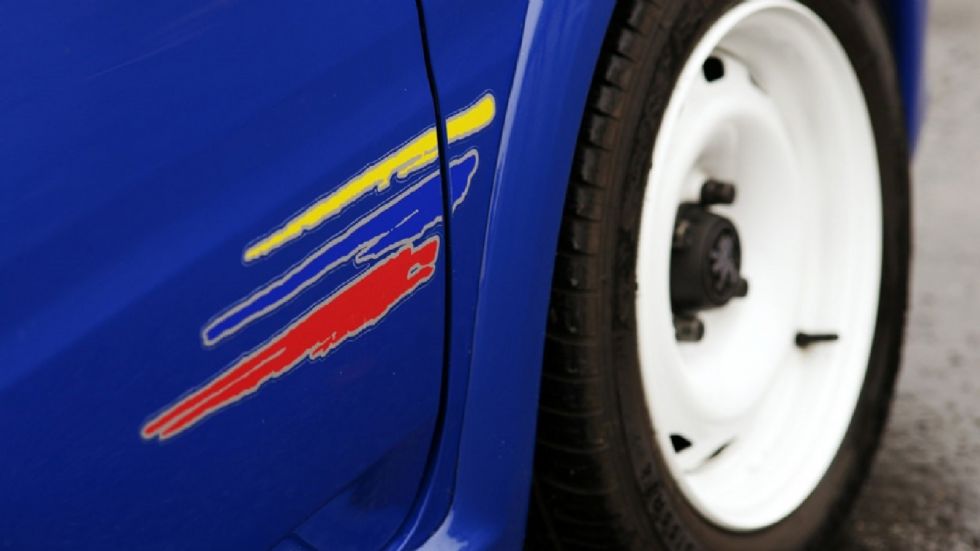 Σήμα κατατεθέν οι όμορφες «ρετρό» λευκές σιδερένιες ζάντες μεγέθους 14 ιντσών τόσο στην πρώτη, όσο και στη δεύτερη γενιά Peugeot 106 Rallye.