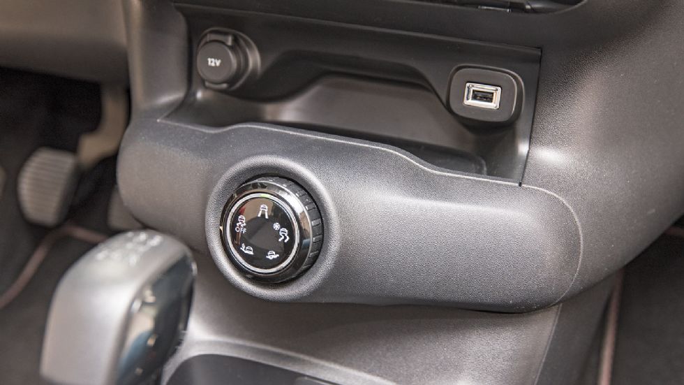 Η καμπίνα του Citroen C4 Cactus αποτελεί τον ορισμό του less is more. Oι δύο έγχρωμες ψηφιακές εικόνες δίνουν έναν high-tech τόνο. Στη βάση της κονσόλας είναι ο διακόπτης του Grip Control.