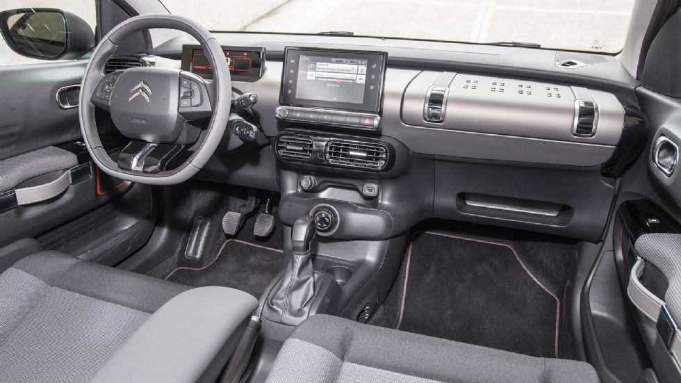 Η καμπίνα του Citroen C4 Cactus αποτελεί τον ορισμό του less is more. Oι δύο έγχρωμες ψηφιακές εικόνες δίνουν έναν high-tech τόνο. Στη βάση της κονσόλας είναι ο διακόπτης του Grip Control.
