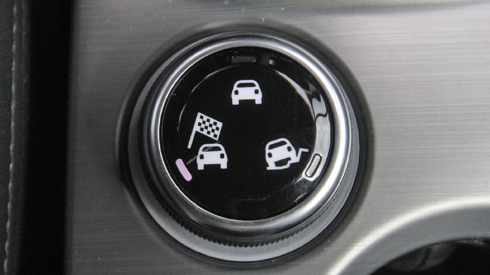 Στο Fiat 500X η επιλογή των υλικών ξεχωρίζει, όπως και η γενικότερη ρετρο-μοντέρνα σχεδίαση της καμπίνας των επιβατών. Ανάμεσα στα καθίσματα είναι ο διακόπτης για το σύστημα παραμετροποίησης, που ενσω