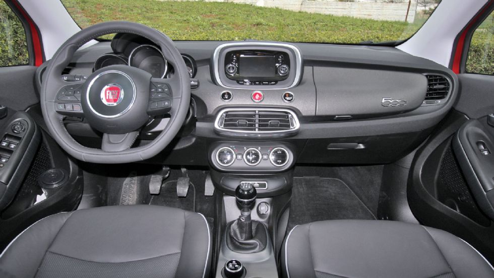 Στο Fiat 500X η επιλογή των υλικών ξεχωρίζει, όπως και η γενικότερη ρετρο-μοντέρνα σχεδίαση της καμπίνας των επιβατών. Ανάμεσα στα καθίσματα είναι ο διακόπτης για το σύστημα παραμετροποίησης, που ενσω