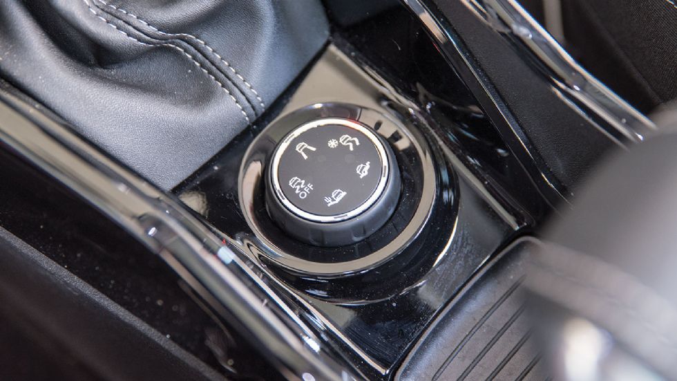 Το minimal εσωτερικό του 
Peugeot 2008 είναι μοντέρνο σχεδιαστικά και καλό ποιοτικά. Ο πίνακας οργάνων και το μικρό τιμόνι κερδίζουν τις εντυπώσεις, ενώ το χειριστήριο του Grip Control είναι ανάμεσα 