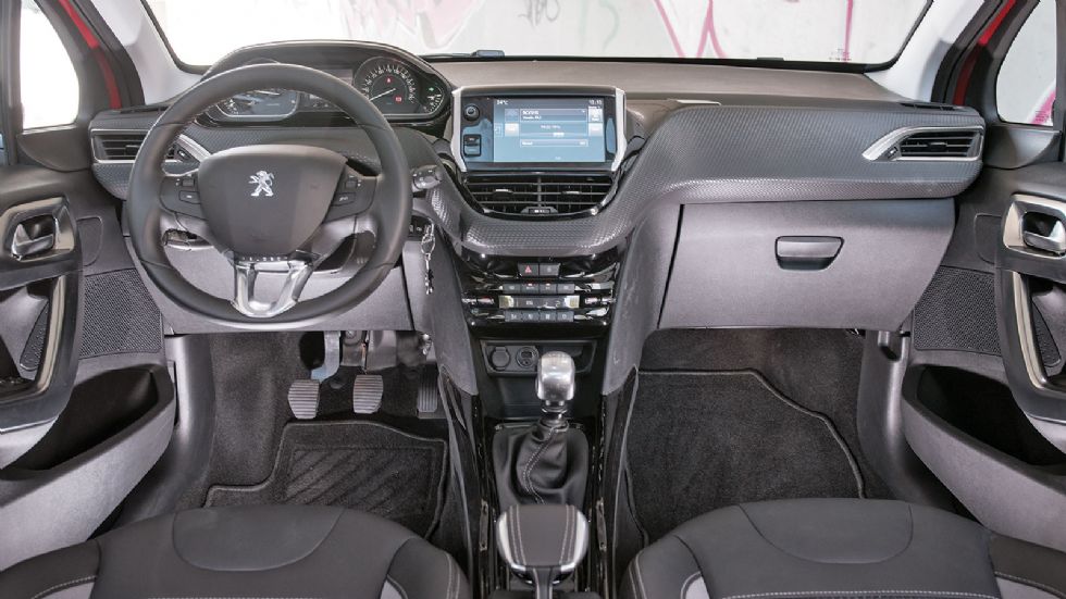 Το minimal εσωτερικό του 
Peugeot 2008 είναι μοντέρνο σχεδιαστικά και καλό ποιοτικά. Ο πίνακας οργάνων και το μικρό τιμόνι κερδίζουν τις εντυπώσεις, ενώ το χειριστήριο του Grip Control είναι ανάμεσα 