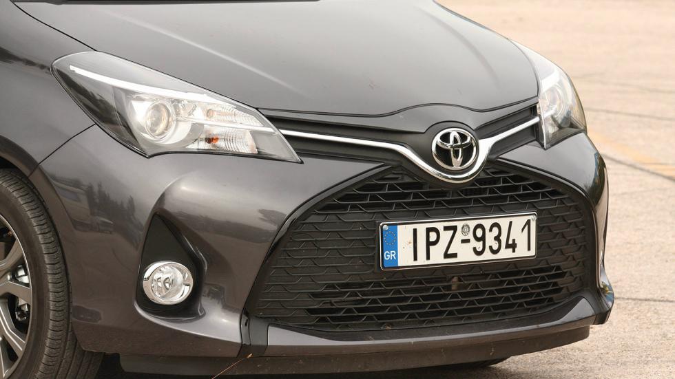 Μοντέρνο και
 επιβλητικό το Toyota Yaris. Στο εμπρός μέρος ξεχωρίζει η μάσκα σε σχήμα «Χ». 