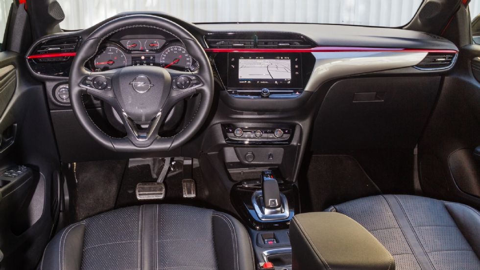 Πιο σπορτίφ είναι ο διάκοσμος στο Corsa με τον βενζινοκινητήρα των 130 ίππων και αυτό επειδή διατίθεται στην σπορ έκδοση GS Line. 
