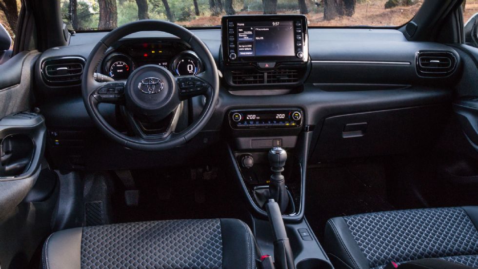 To εσωτερικό του Toyota Yaris είναι μοντέρνο σχεδιαστικά και καλό ποιοτικά σε όλες του τις εκδόσεις. 
